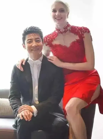 2016年，撒贝宁和李白结婚，李白提出要跟撒贝宁AA制，撒贝宁反对：“这还像夫妻