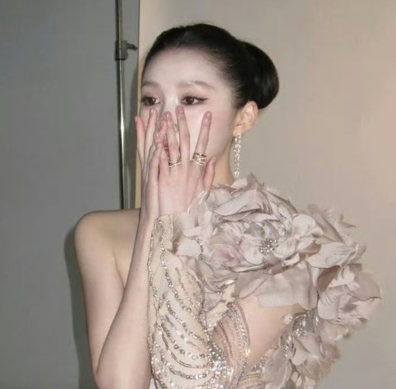 两个人的悲伤，再也回不到从前，鹿晗在演唱会上说，就我一个人慢慢变老了吗？破防的不
