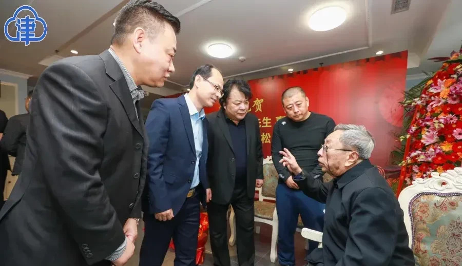 李伯祥收徒各取所需











我的天哪！这照片拍的，简直就是权势和名
