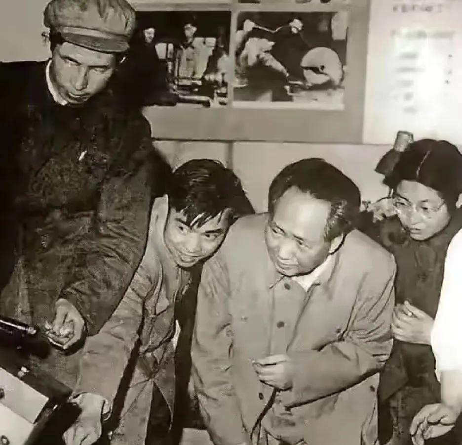 伟人俯身与工作人员同框的画面，满是温情。他毫无架子，以亲切姿态融入群体，那笑容，