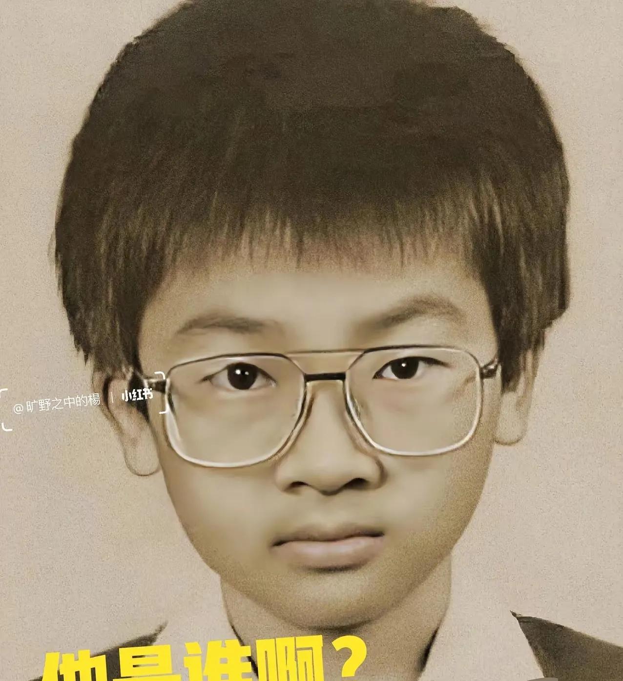 他从小帅到大，几乎没有多大变化，永远是三位歌手中最帅的一个，你们认出是谁了吗？