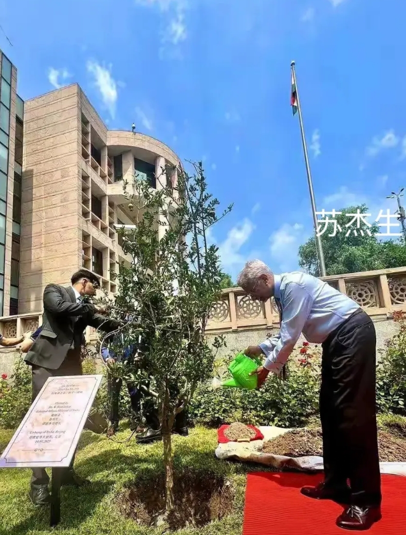 这位“高官”，是在糊弄人吧？这形式主义搞得不寻常！

这位“高官”是谁？是印度外
