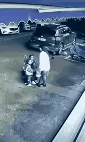 这就是祸从天降吧，像是一位妈妈和两个孩子在说着什么，天上掉下一扇窗户，把三人重重