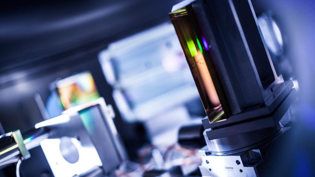 八倍性能跃升！清华自缓冲层技术破局钛酸钡薄膜困境