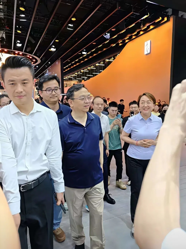 也就比亚迪能凭实力招黑了。
在国外开疆拓土的时候，没人黑它，也没人炒作。它不过是