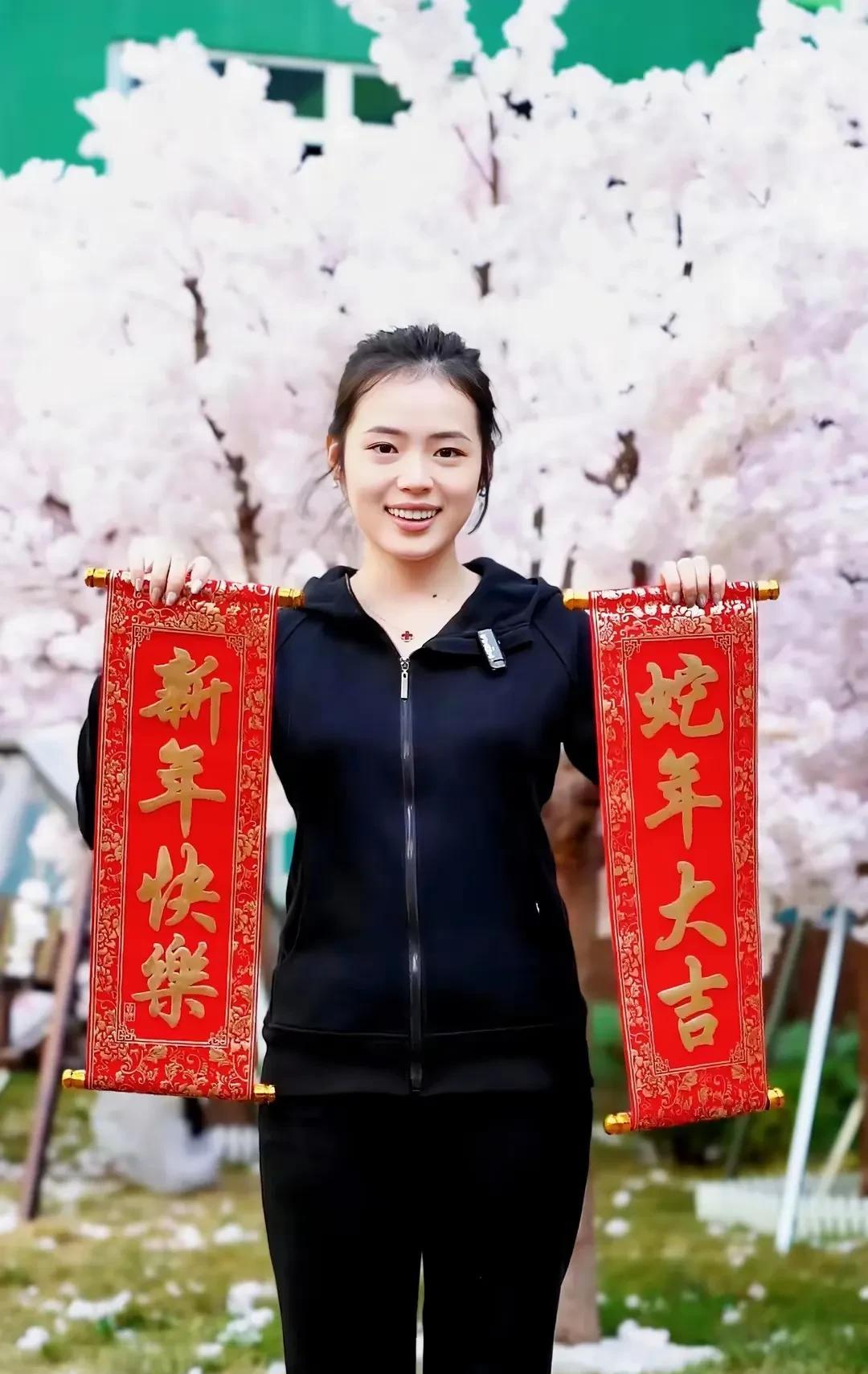 王大头好兄弟牛冠凯的未婚妻长得还是肤白貌美，相当不错！
这女孩温婉可人，牙齿整齐