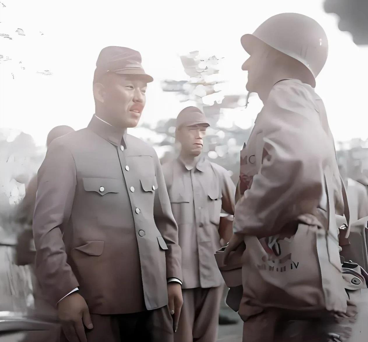 1945年8月15日，日本战败投降之后，一名日本军官在向美军投降时恭顺站立着，脸