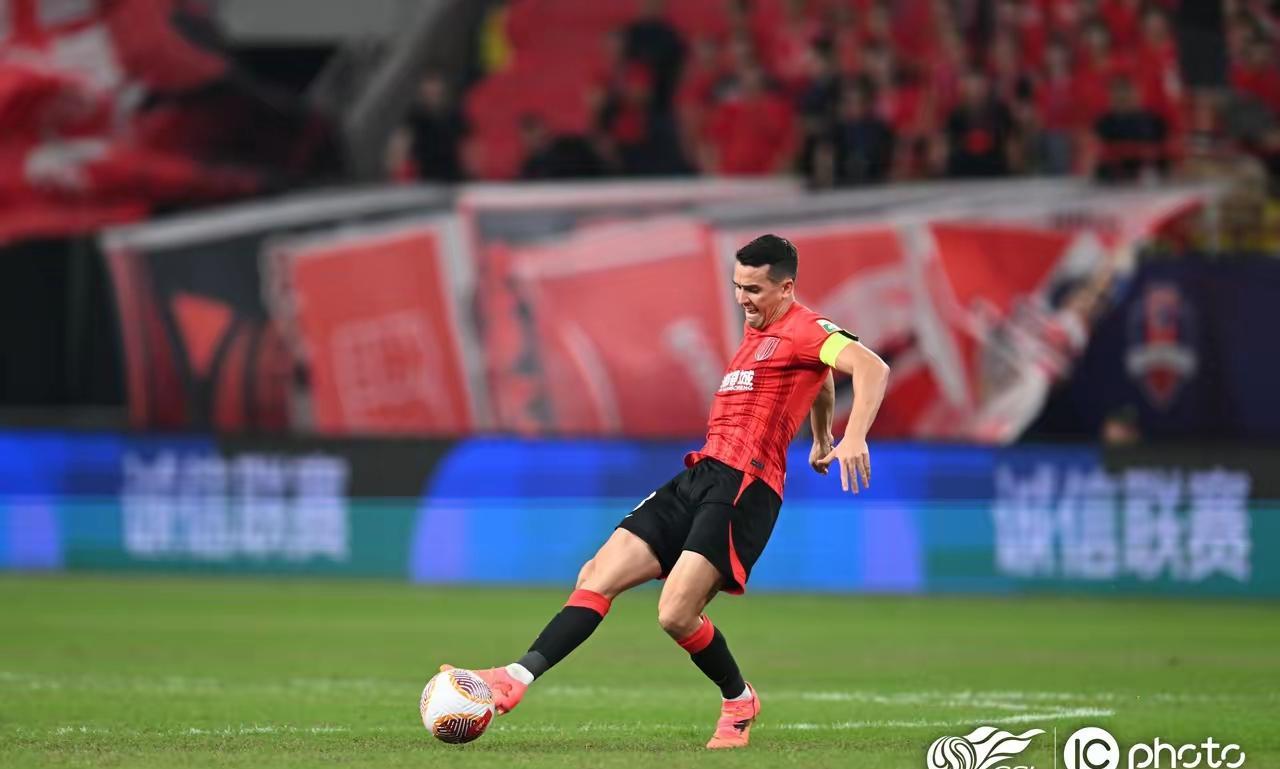 成都蓉城主场战胜韩国劲旅江原FC，取得了亚冠联赛的首个三分。
亚冠新兵成都蓉城可