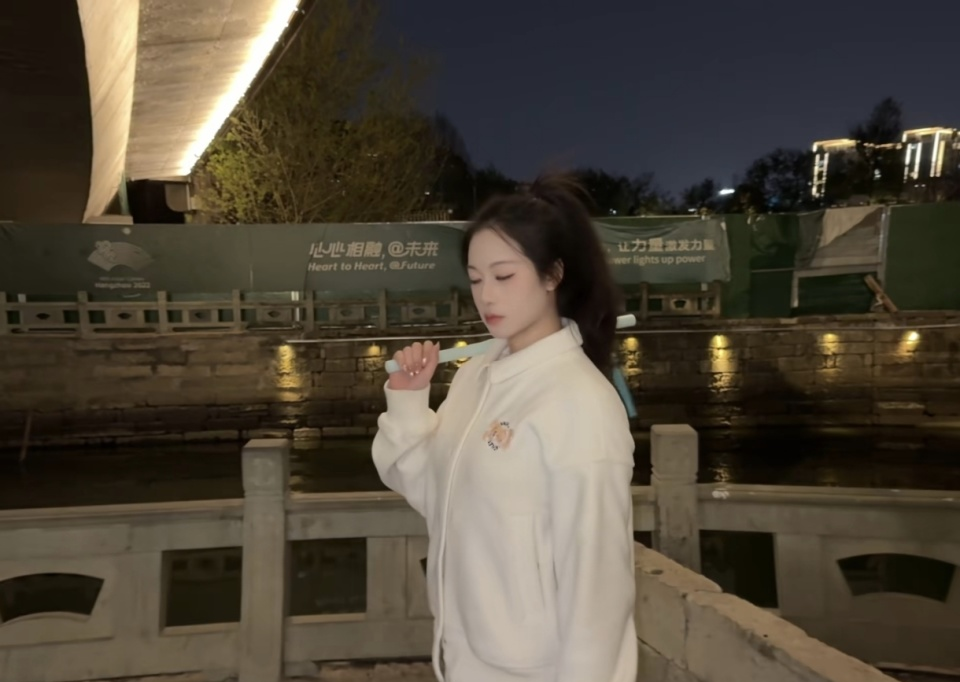 前体操世界杯冠军吴柳芳复出后持续更新国风视频！昨晚她发布新作，身着水绿色汉服在竹