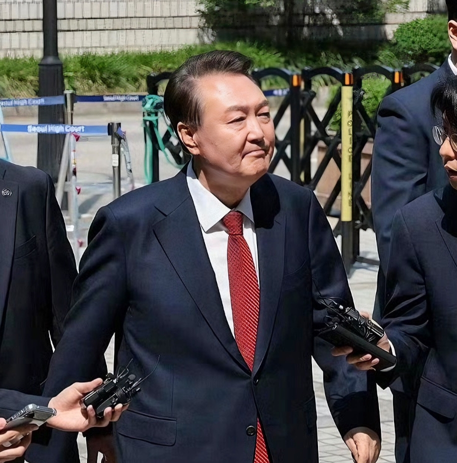 突发消息！韩国前总统尹锡悦第五次出席涉嫌内乱罪庭审完毕，全程被曝一言不发，拒绝回