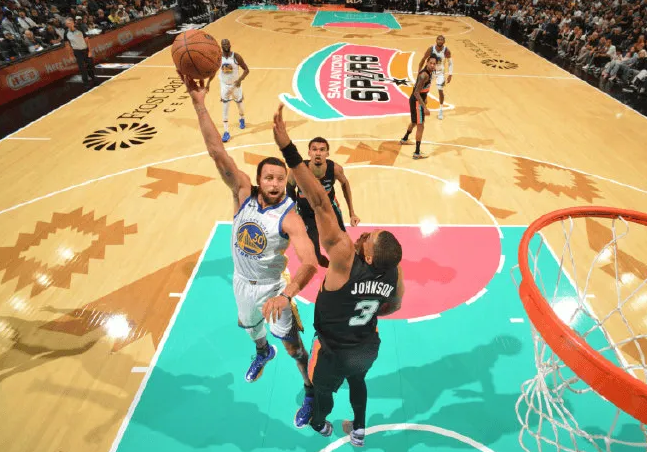 NBA常规赛，勇士125-120战胜马刺。
赛后采访，勇士球员斯蒂芬-库里回顾昨