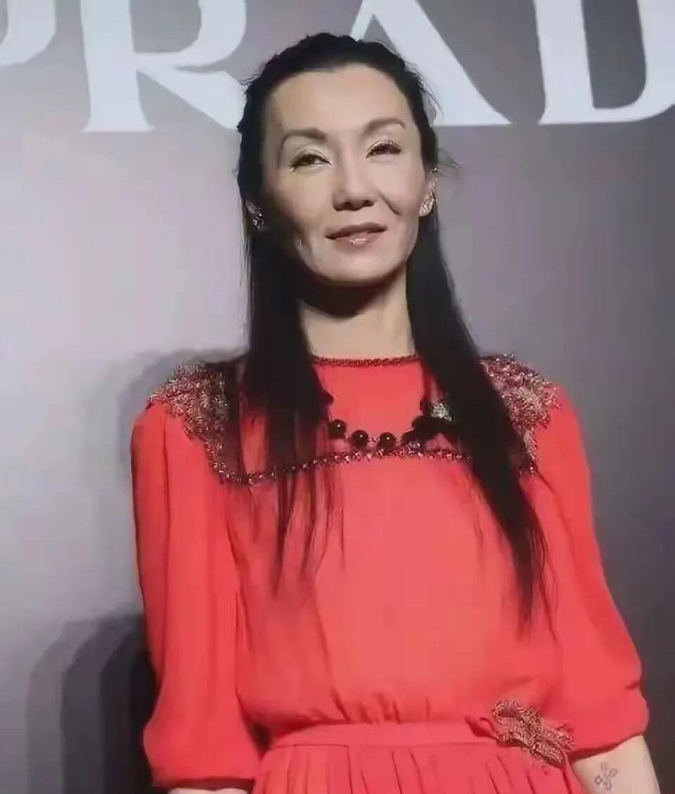 曾经的大美人，如今变成了中年阿姨了，苹果肌下垂，又瘦又黑，这可是当初多少人心中的
