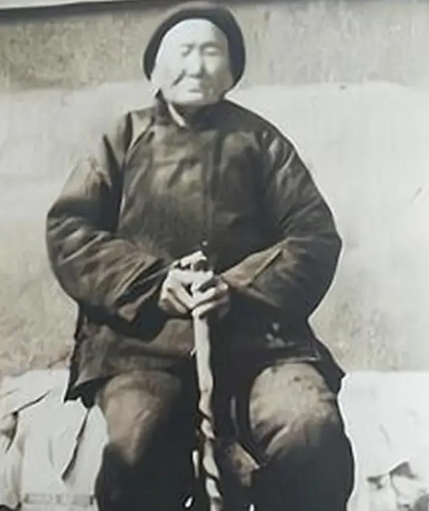 1941年，一位老妇人请“汉奸”侄子吃饭，突然压低声音道“孩子，给我弄300发子