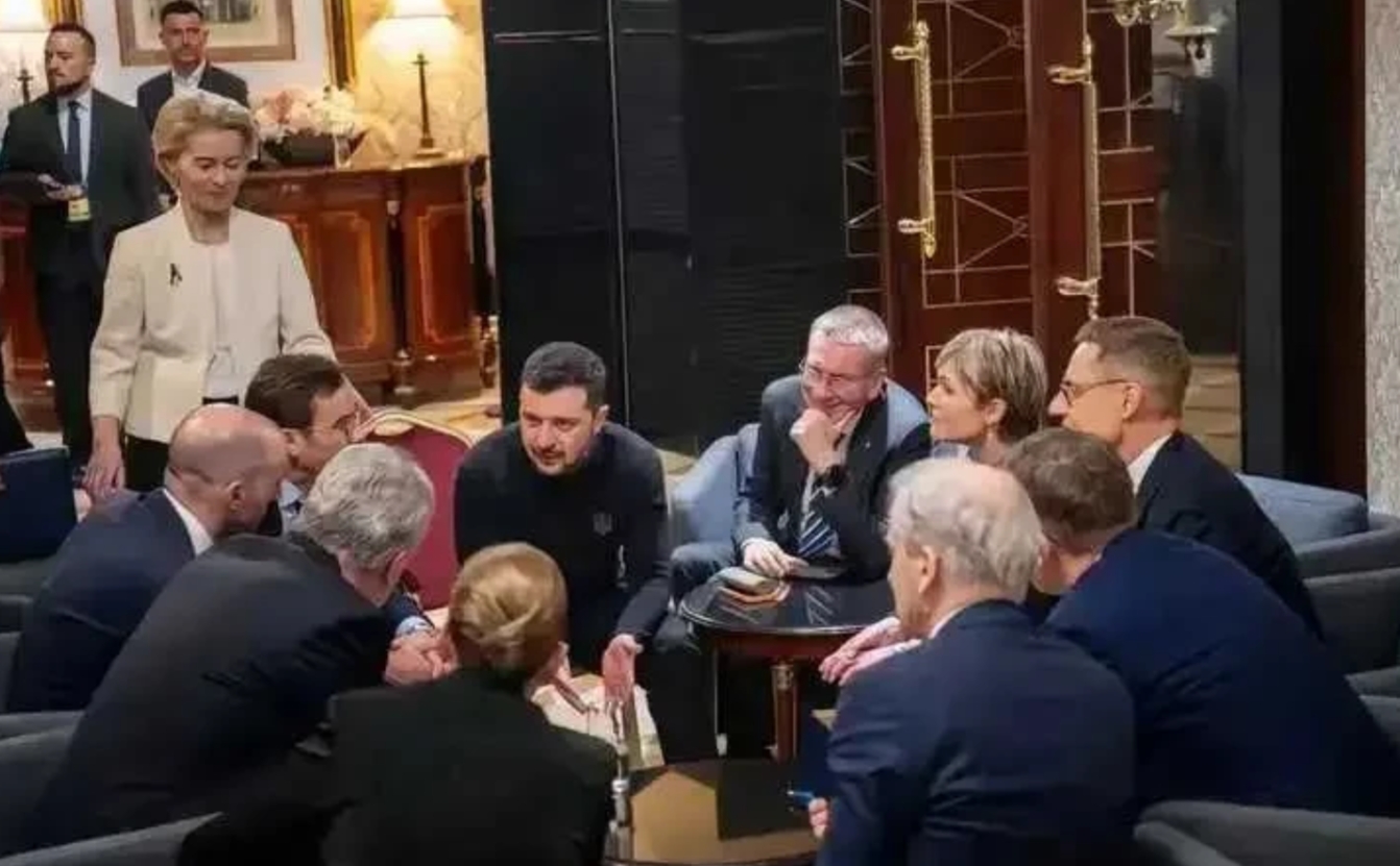 图片是欧洲各国领导人，与乌克兰总统泽连斯基研究对策！如果把这张图片画成油画，会不