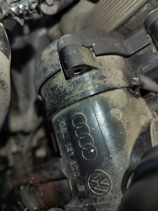 迈腾通病水泵漏水所以为啥水泵是奥迪标
一直少防冻液通过检查发现是水泵坏了修理厂说