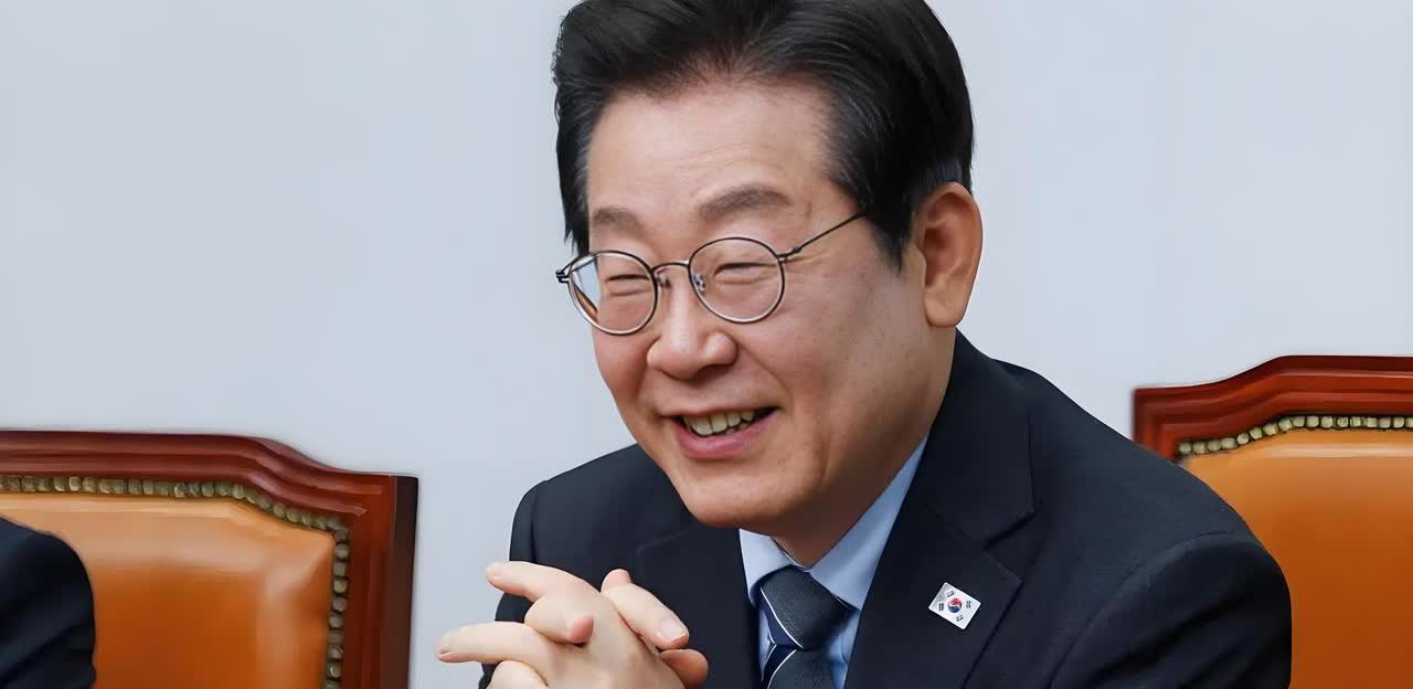 李在明的手段是毒辣又快速，在韩国总统史上算第一人。

李在明看上去憨厚，对竞