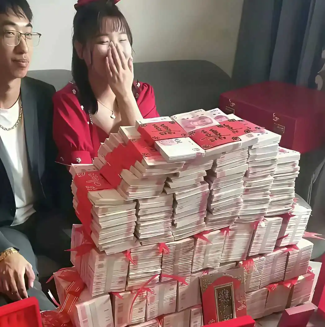 看到这张图，女生笑的用手捂脸，男生就是一脸的愁容