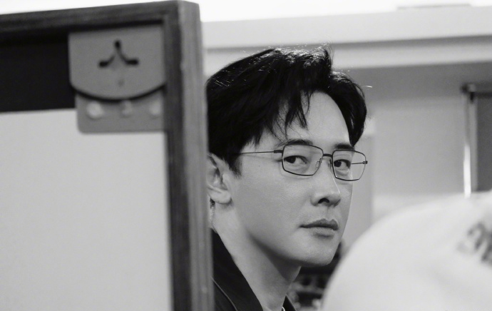 都说羡慕罗晋娶了好老婆，其实唐嫣也值得羡慕呢。罗晋更新了一组自己的眼镜造型照，仅