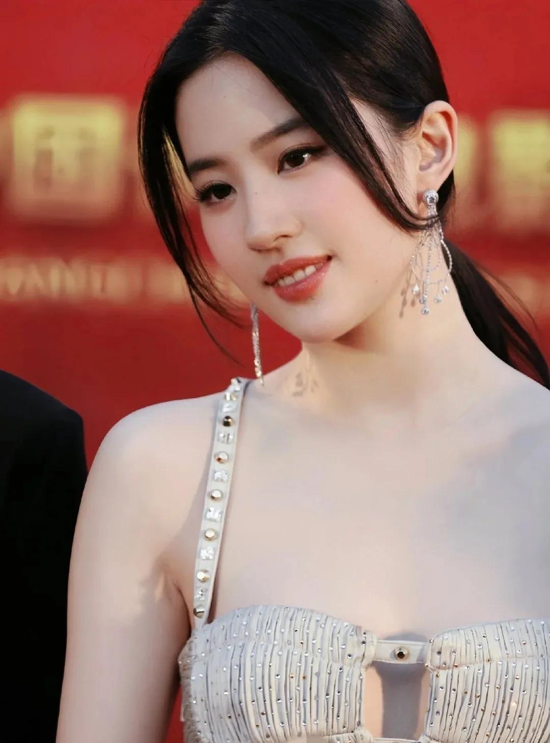 刘亦菲身材绝了，肤如凝脂，丰腴又不胖，特别美。#明星 刘亦菲#