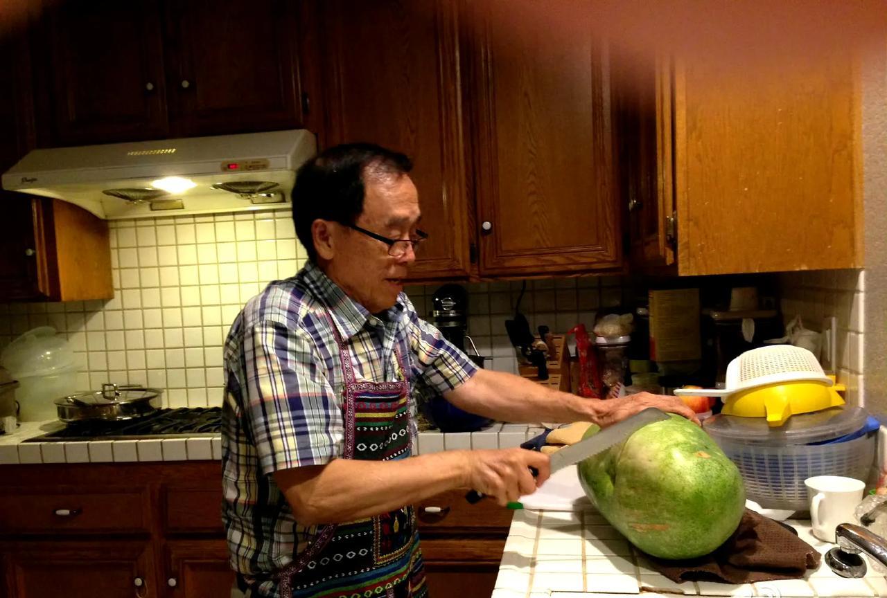 她还住在洛杉矶市区吗？那也太危险了吧，不过她在洛杉矶的房子有院子，里面种了很多瓜