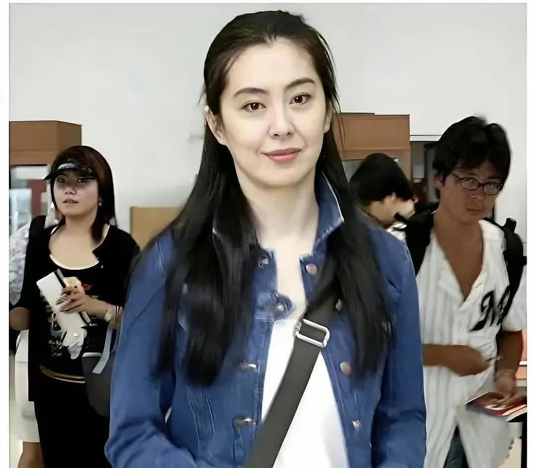 终于看到58岁王祖贤的全面貌了，平常王祖贤出现在大众中，都是带着一层口罩，只能看