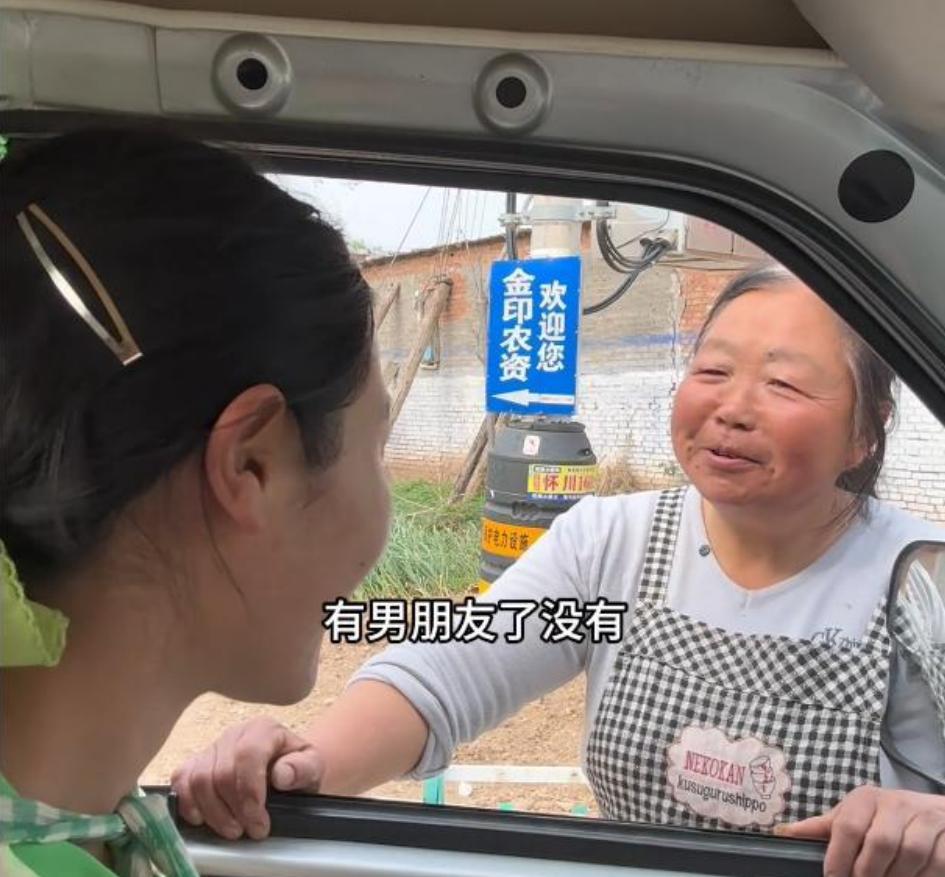 村里大娘问李福贵：“有没有男朋友”？李福贵低头心虚地说“有了”。



二十七岁