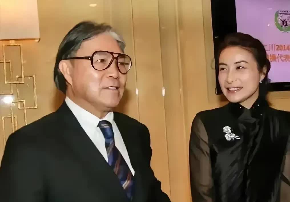 不知道大家发现没！
霍震霆这两个选择，不简单。
​第一个，就是在65岁时，亲