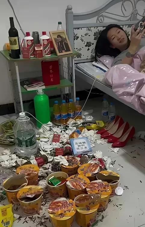 这是我的一个闺蜜，没有想到她因为一次失恋把自己作践成这个样子了。
饭也不吃了，天
