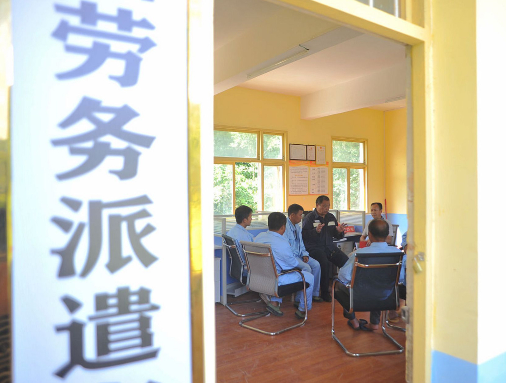 现在的劳务公司良心都被狗吃了
 
太黑了
 
用工单位给普工开5000，劳务直接