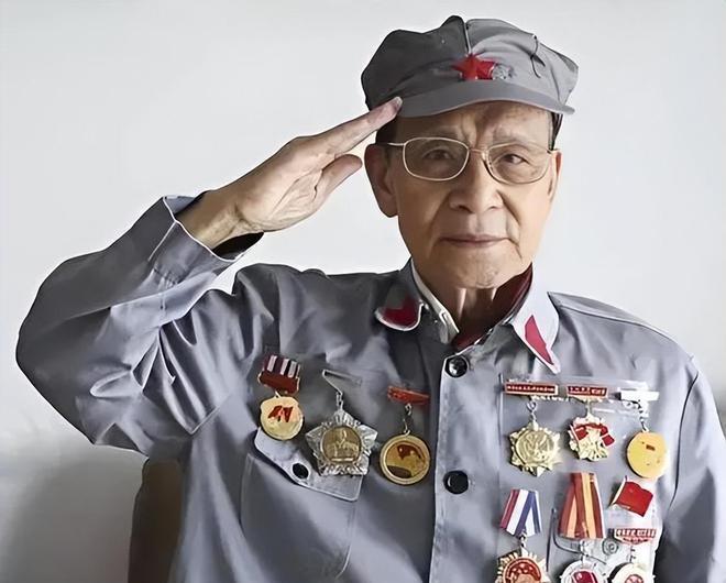 1945年，一13岁男孩因精通日语，被日军相中，当上日军翻译官。日本投降后，他却