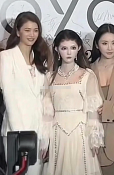 第一次这么直观的感受到了明星和网红的差距，感觉袁咏仪快碎掉了 ​​​