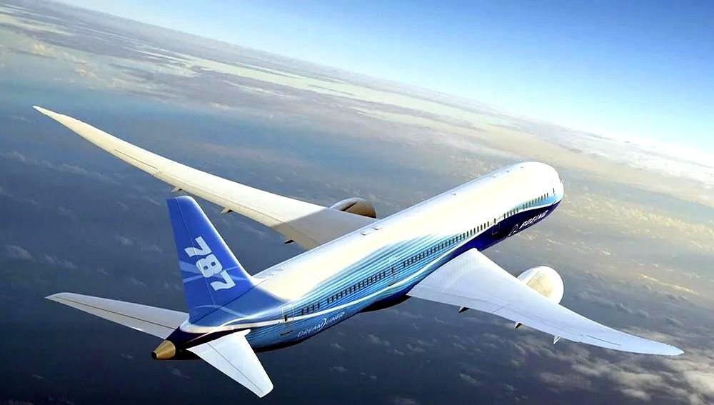 波音787，航空史上首架超远程中型客机，然而不幸的是，今天在印度有一架在机场坠毁