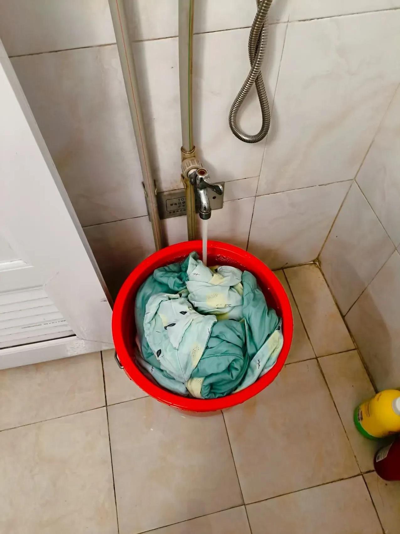 我宁愿手洗被子，也不愿意去老公家借用洗衣机。
我在公租房这边住的时候，床上是有一