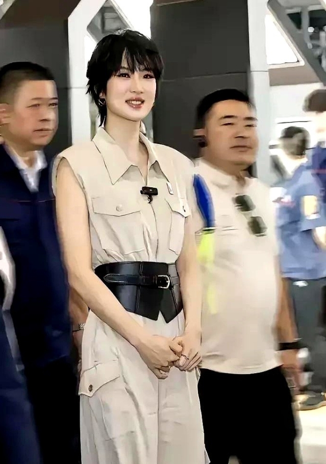 黄杨钿甜戴230万耳环我忍了

北京队惨败浙江队我也忍了

可是当姚安娜520戴