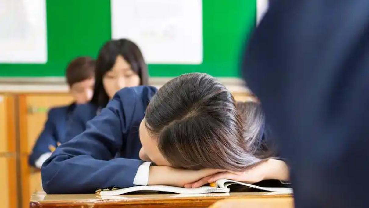 51人班级仅4人数学及格！课堂上发生了什么？班主任自曝两难处境，引家长集体行动