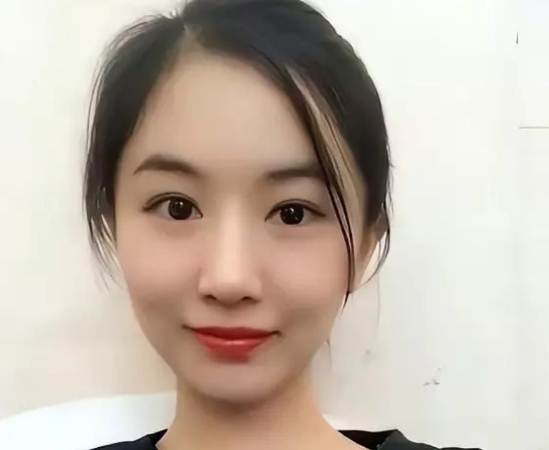 男女审美以及辨人方面差别很大。
翟欣欣这类面相，女的会一眼会察觉到一种刻意营造的