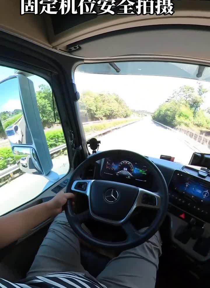 后方有快速车辆逼近，请小心驾驶。