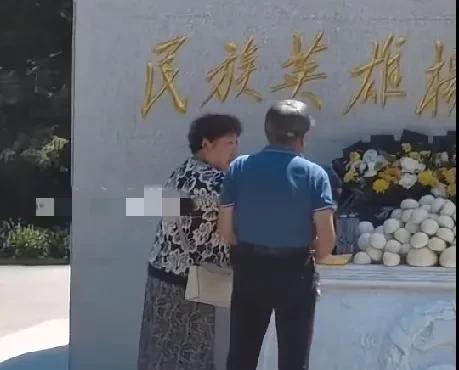 8月15日，吉林省靖宇县，抗日英雄杨靖宇雕像前的祭品，被3位老人嬉笑着带走，有老