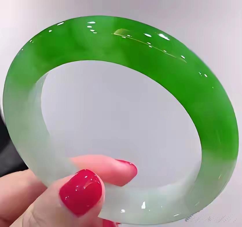 外婆所赠翡翠手镯价值询问