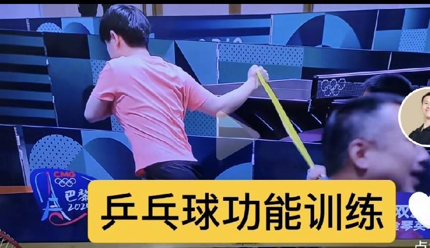 正手位拉球引拍，右肩太重要！这几天打乒乓球时，一直琢磨正手位拉球动作框架，今天写