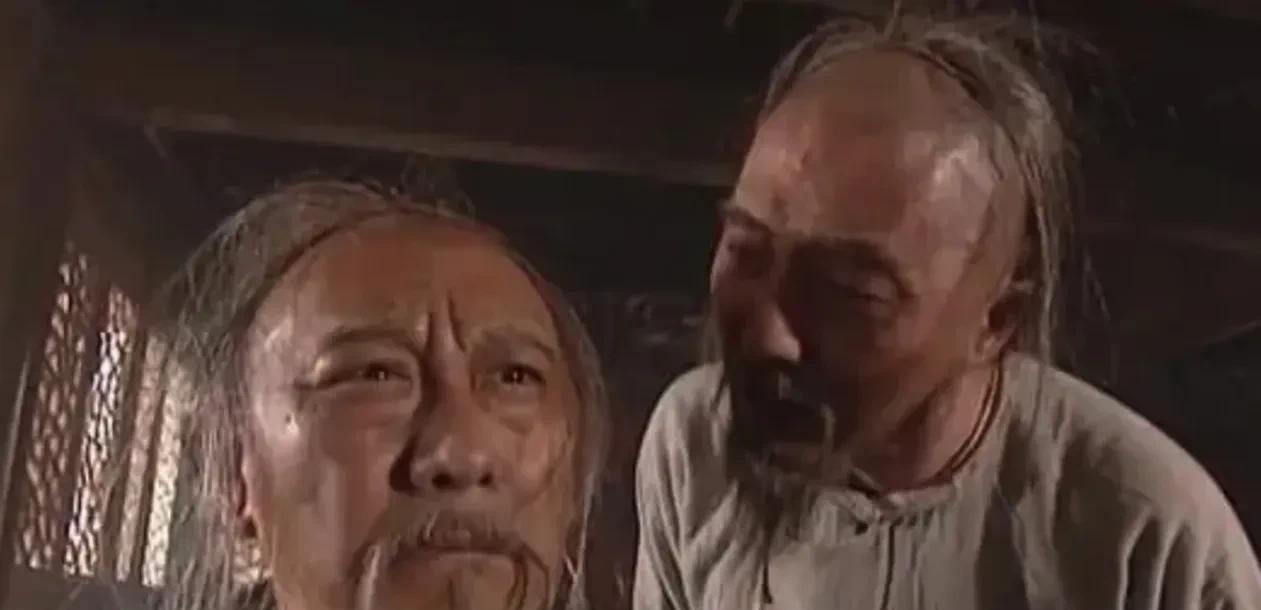 1703年，权倾一时的索额图被活活饿死在宗人府，康熙又下令抄家，杀光了他所有的儿