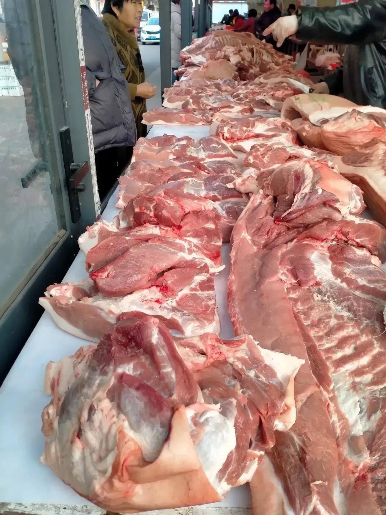我发现卖肉的老板，都有一个共同爱好，你说我买3斤肉，他故意给你割4斤肉，总想让你