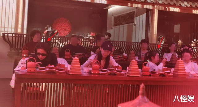 付辛博妻女回西安老家，一家人吃宫宴，颖儿戴墨镜吃相一点不优雅