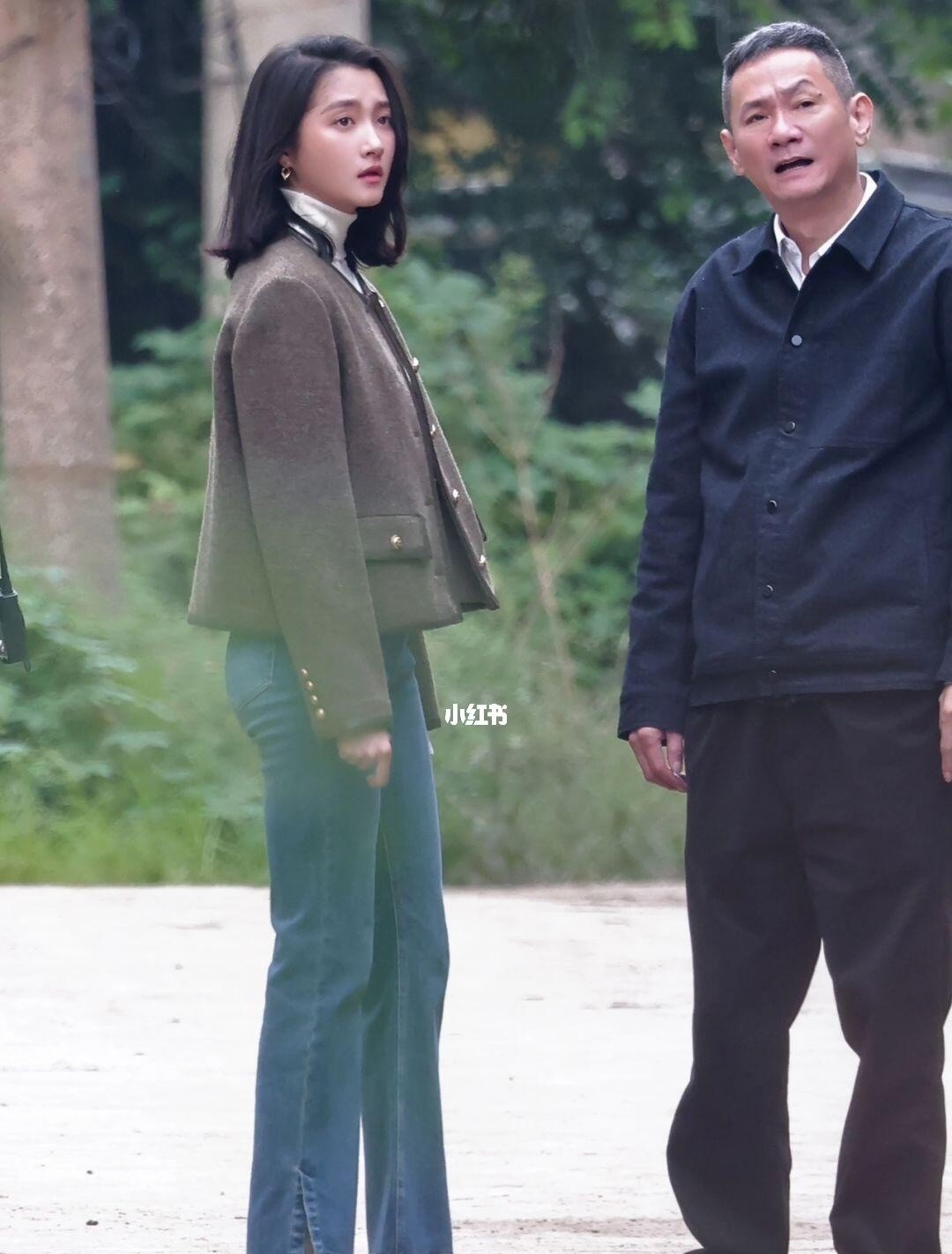 左边的是关晓彤，同她说话的也是一位演员，你们熟悉吗？他也是一位老演员，老戏骨了，