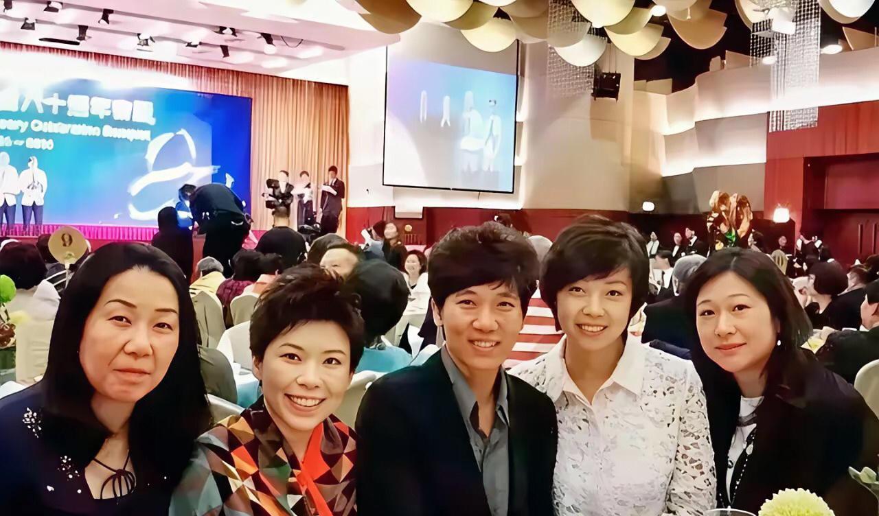 天呐，中国乒乓球队女神，这是中国乒乓球队五朵金花。
她们是从左到右，乔红、邓亚萍