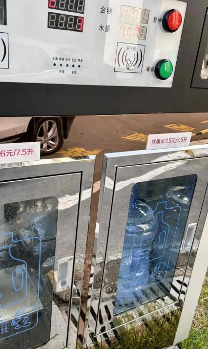 有人说桶装水不能喝了，对人体有害。这话让我不禁想起去年小区的优惠活动。



那