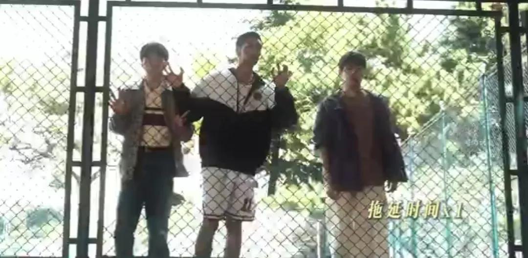 #躲过狗仔却栽给狗！这对情侣的约会太抓马了#
好消息：狗仔追了半天愣是没拍到！坏