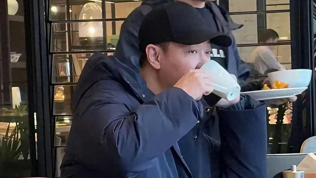 辛柏青独坐小酌，举手投足尽显从容，难得一见的好男人！