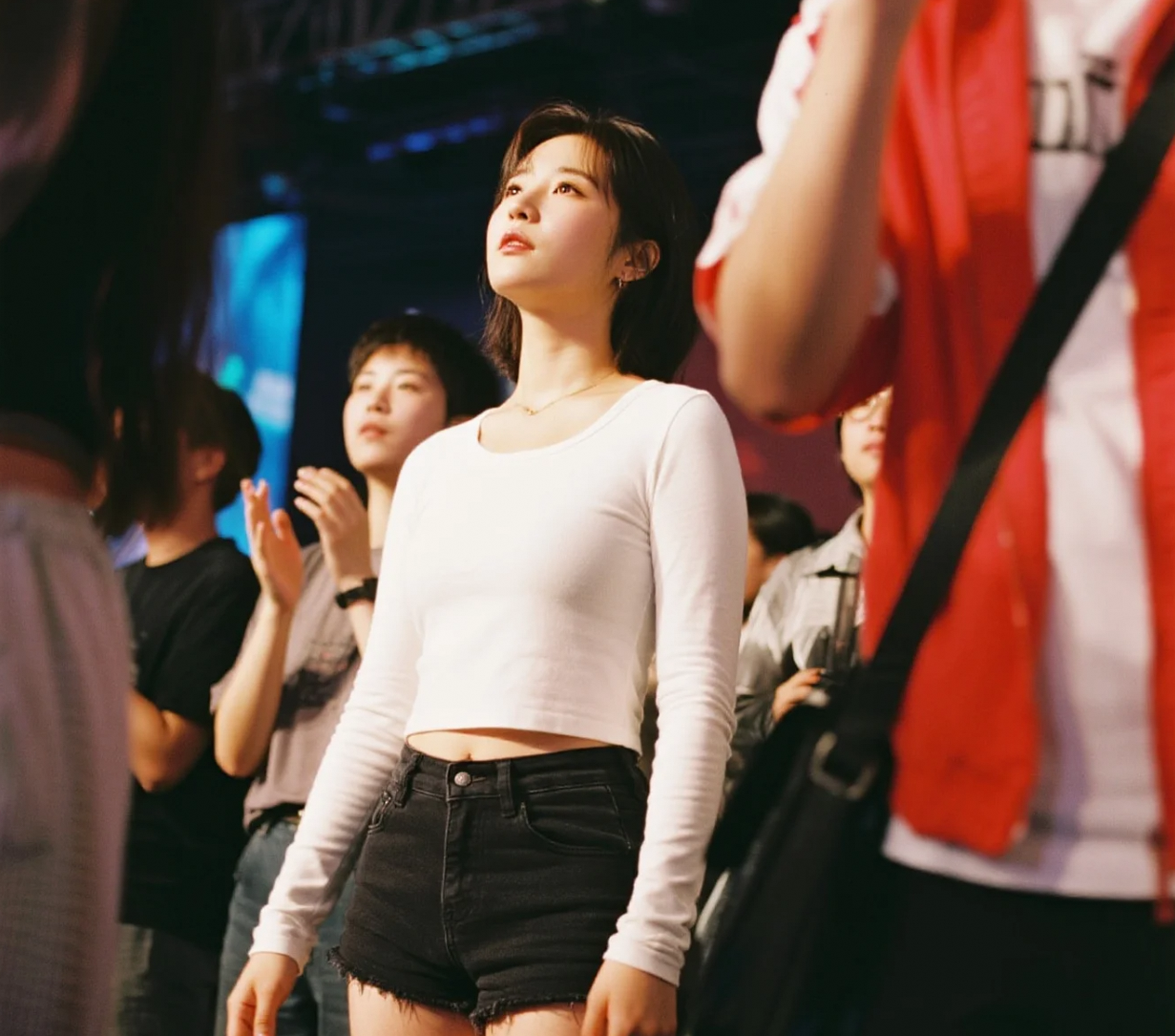 从观众席到舞台中央：她的眼神从未离开过他