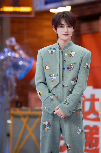 跨年就看《你好星期六》!九位嘉宾在选角比拼中各展神通，抽象答题脑洞大开，默契挑战